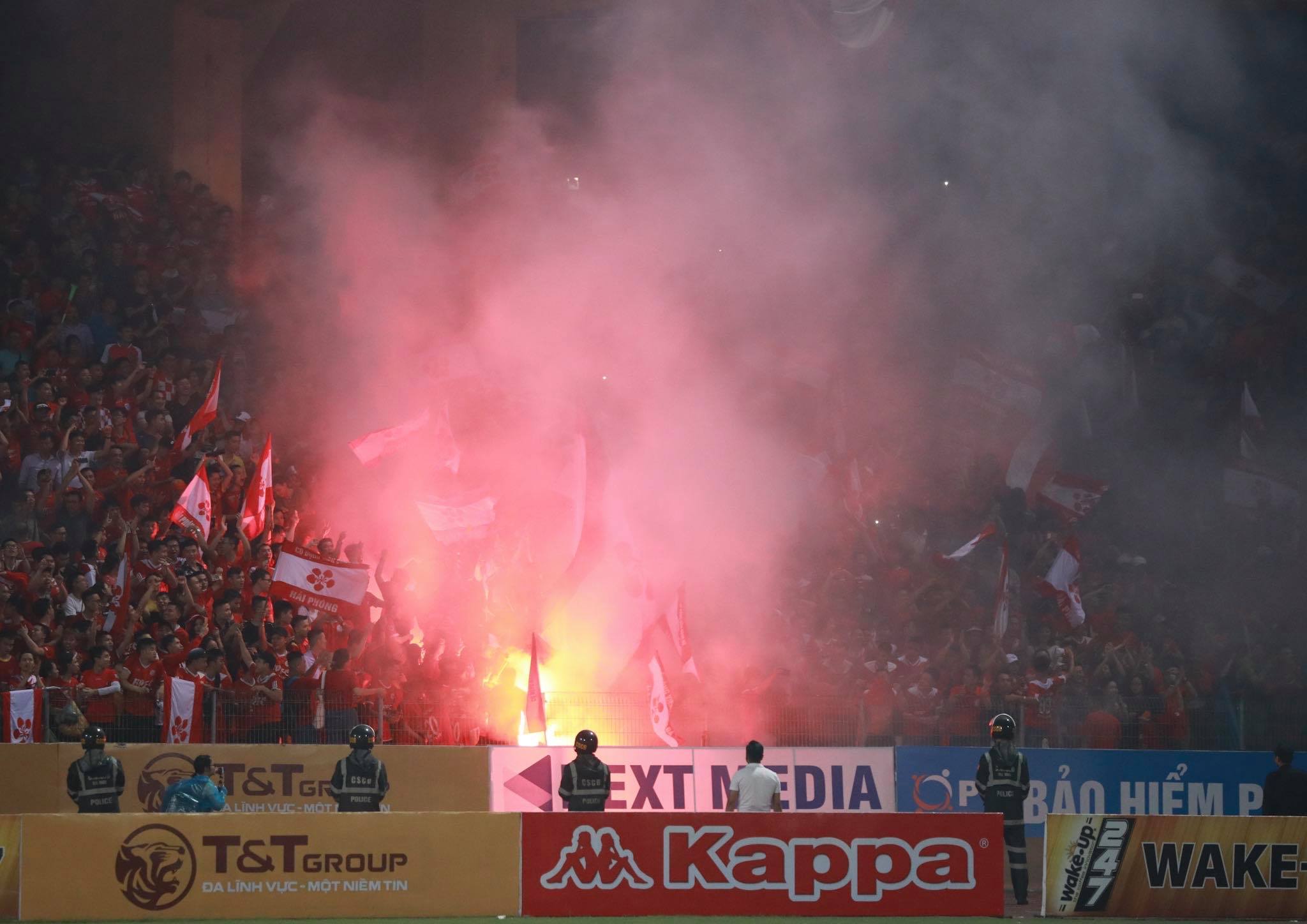 VIDEO SỐC: CĐV Hải Phòng khủng bố Hàng Đẫy bằng cơn mưa pháo sáng sau khi Omar đá hỏng 11m