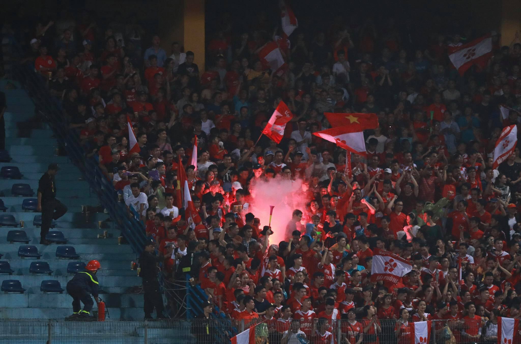 VIDEO SỐC: CĐV Hải Phòng khủng bố Hàng Đẫy bằng cơn mưa pháo sáng sau khi Omar đá hỏng 11m