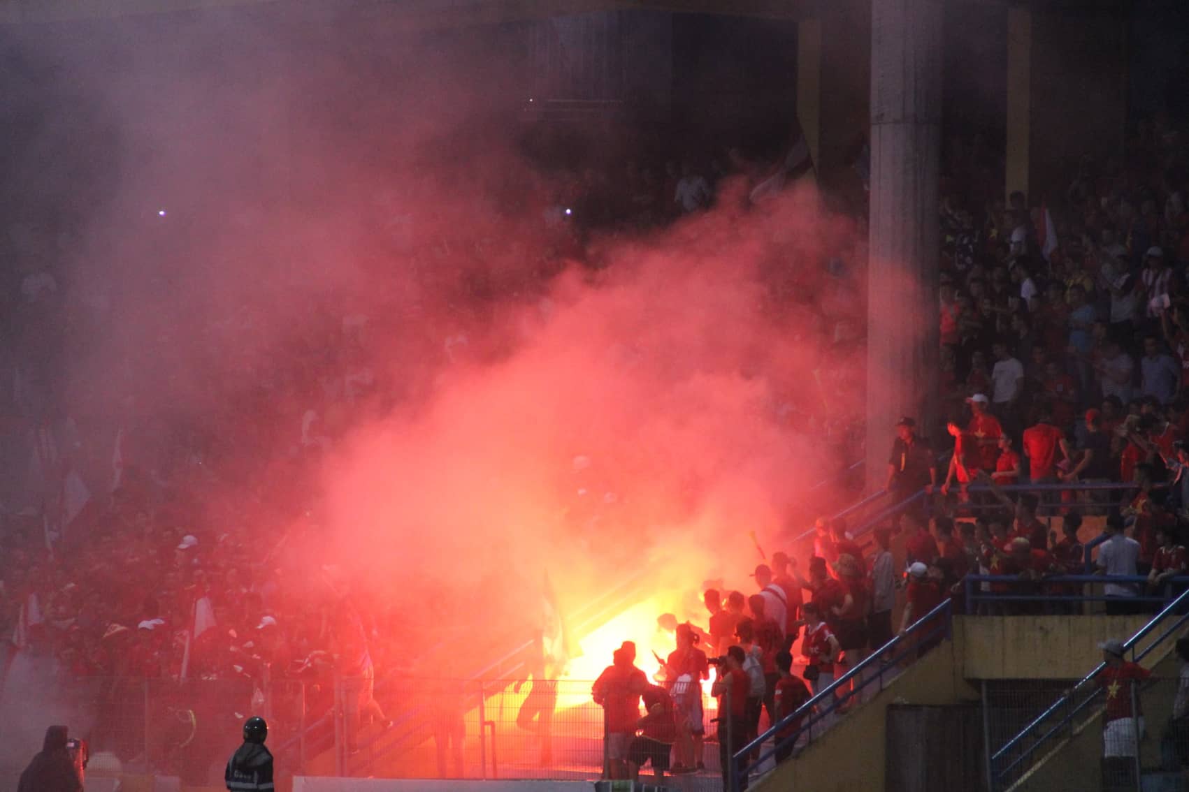 VIDEO SỐC: CĐV Hải Phòng khủng bố Hàng Đẫy bằng cơn mưa pháo sáng sau khi Omar đá hỏng 11m