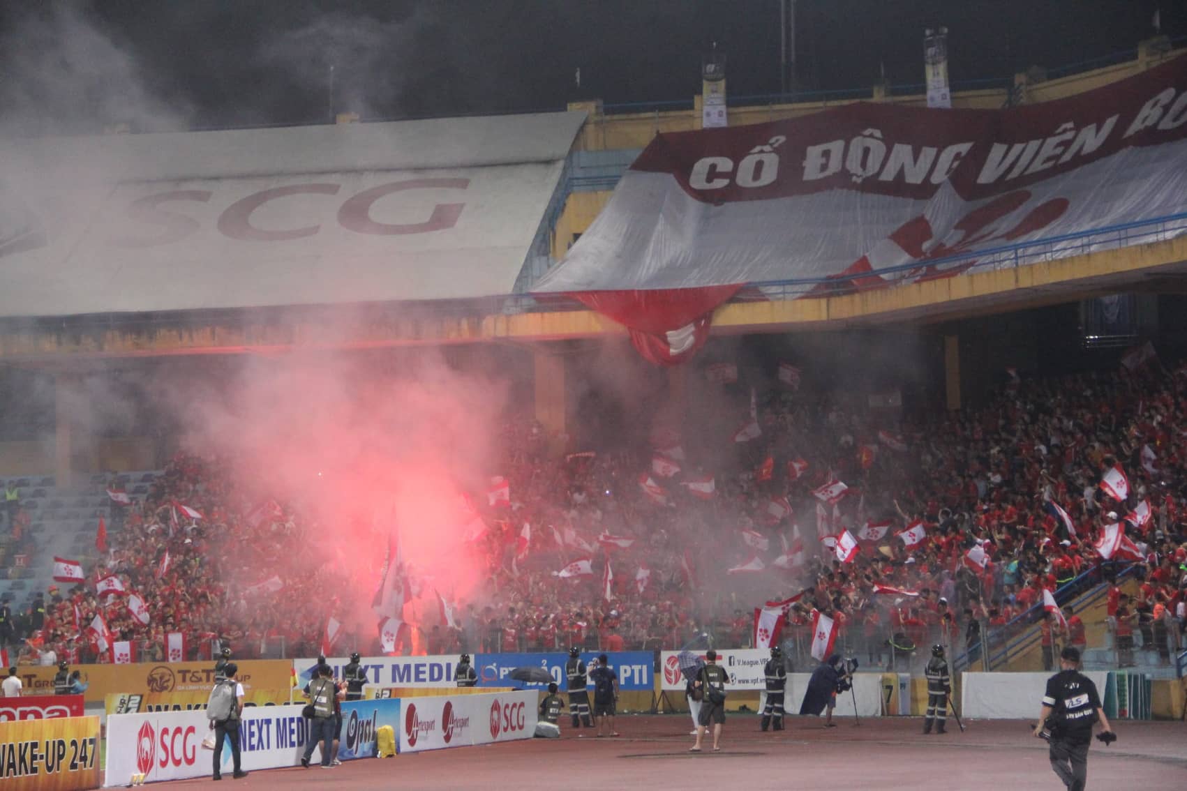 VIDEO SỐC: CĐV Hải Phòng khủng bố Hàng Đẫy bằng cơn mưa pháo sáng sau khi Omar đá hỏng 11m