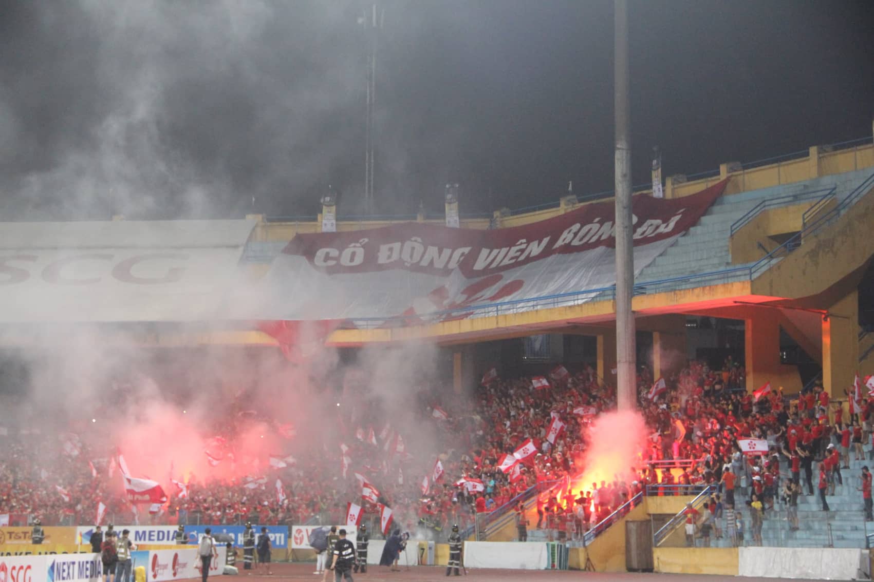 VIDEO SỐC: CĐV Hải Phòng khủng bố Hàng Đẫy bằng cơn mưa pháo sáng sau khi Omar đá hỏng 11m