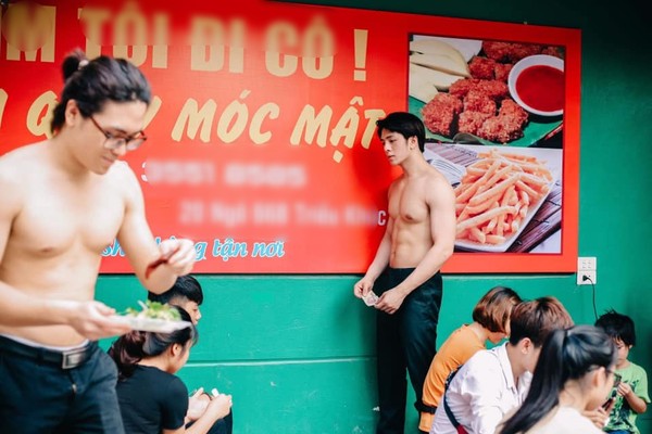 Cởi trần khoe body 6 múi cuồn cuộn giữa nắng nóng đổ lửa 40 độ, quán ăn lề đường Hà Nội gây xôn xao