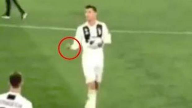 Cử chỉ xấu xí của Ronaldo với đồng đội sau trận thua Ajax