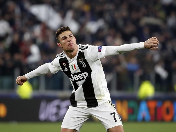 Ronaldo đi vào lịch sử trong ngày Juventus đăng quang Serie A