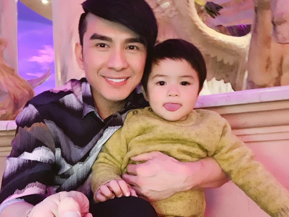 Đan Trường khoe ảnh kỷ niệm 6 năm ngày cưới nhưng người thứ ba mới là nhân vật gây chú ý