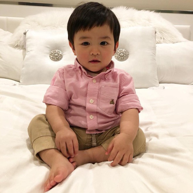 Đan Trường khoe ảnh kỷ niệm 6 năm ngày cưới nhưng người thứ ba mới là nhân vật gây chú ý