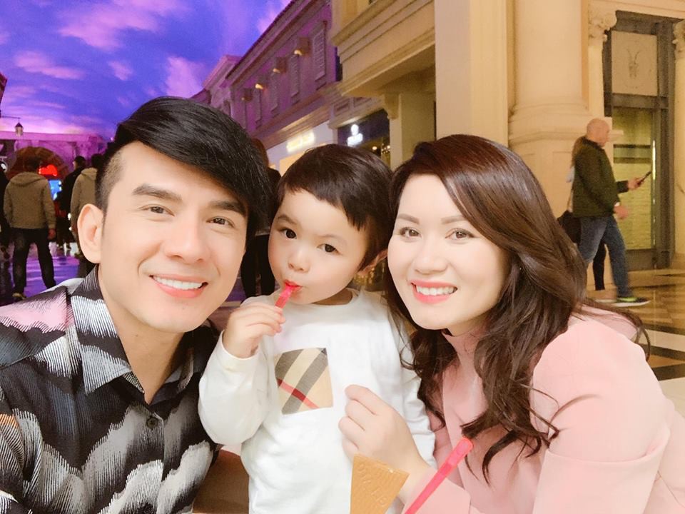 Đan Trường khoe ảnh kỷ niệm 6 năm ngày cưới nhưng người thứ ba mới là nhân vật gây chú ý