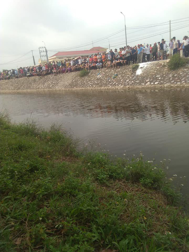 Hưng Yên: Phát hiện chiếc xe máy và thi thể nam thanh niên có nhiều vết thương dưới sông