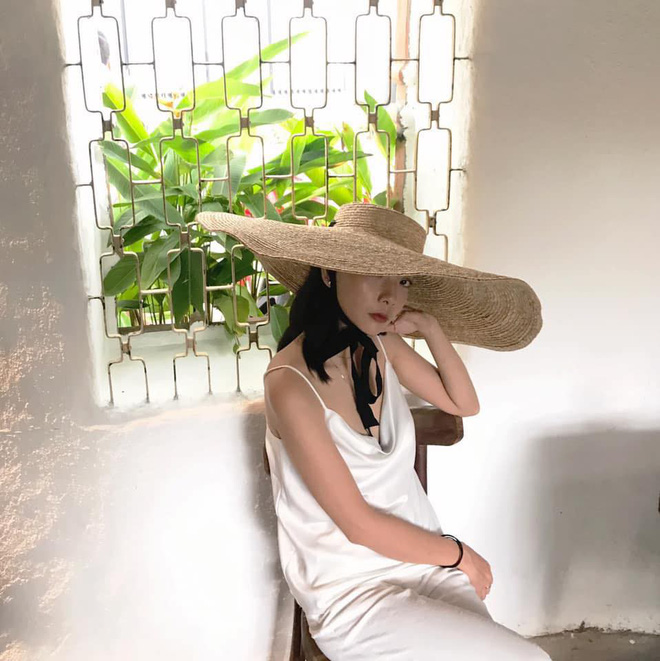 Mát mẻ, sang chảnh lại rất lúng liếng, váy lụa hai dây ắt là thứ bạn nên mua hè này