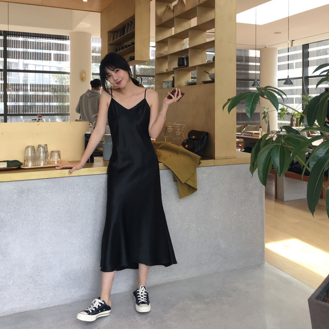 Mát mẻ, sang chảnh lại rất lúng liếng, váy lụa hai dây ắt là thứ bạn nên mua hè này