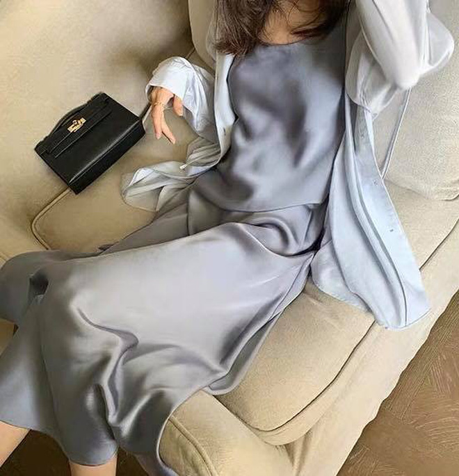 Mát mẻ, sang chảnh lại rất lúng liếng, váy lụa hai dây ắt là thứ bạn nên mua hè này