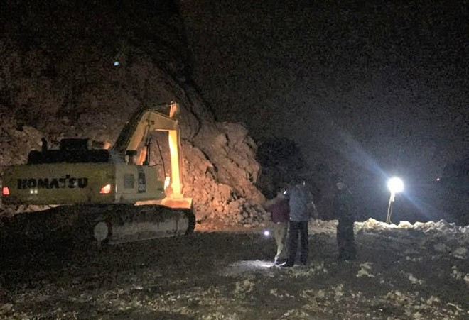 200 người trắng đêm tìm công nhân bị hàng nghìn tấn đá vùi lấp