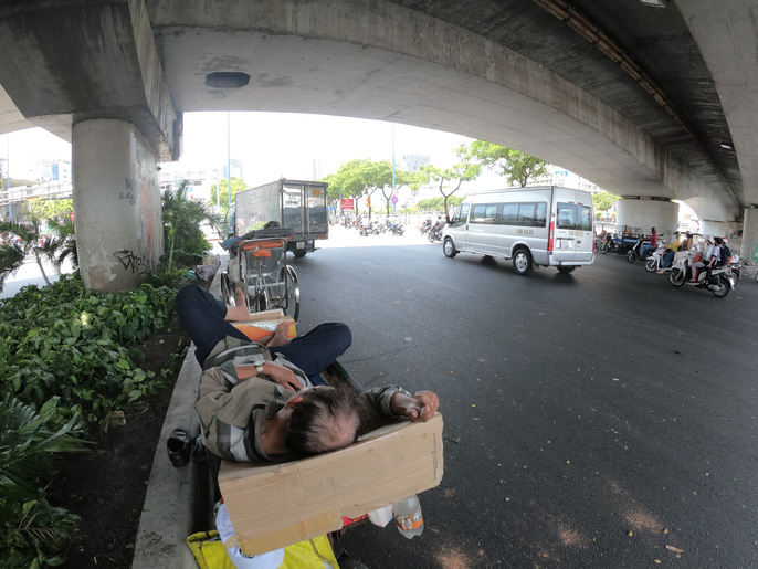 TP HCM nắng nóng hơn 43 độ C, người dân nhìn thấy ảo ảnh trên đường