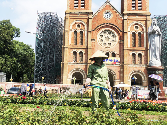 TP HCM nắng nóng hơn 43 độ C, người dân nhìn thấy ảo ảnh trên đường