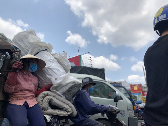 TP HCM nắng nóng hơn 43 độ C, người dân nhìn thấy ảo ảnh trên đường