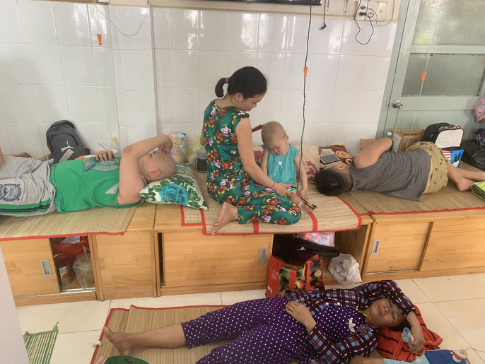 TP HCM nắng nóng hơn 43 độ C, người dân nhìn thấy ảo ảnh trên đường