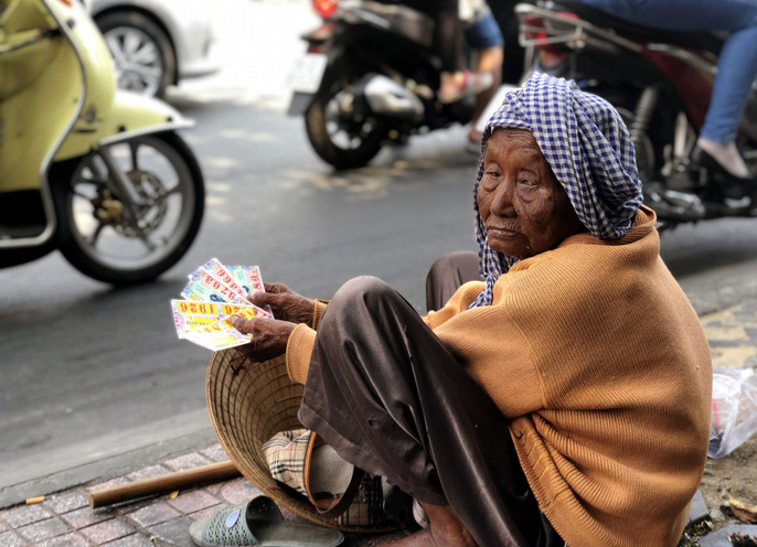 TP HCM nắng nóng hơn 43 độ C, người dân nhìn thấy ảo ảnh trên đường