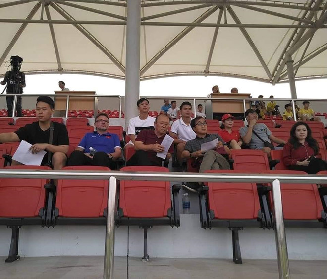 Phan Văn Đức khoe được bố Park đến thăm, đồng đội thi nhau ghen tị