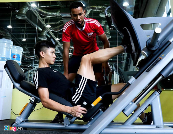 Phan Văn Đức khoe được bố Park đến thăm, đồng đội thi nhau ghen tị