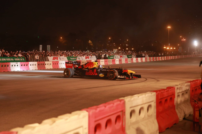 Xe đua F1 lao qua như cơn gió trước khu vực sân vận động Mỹ Đình, ngàn người hò reo