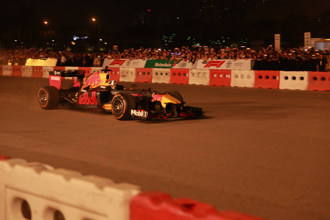 Xe đua F1 lao qua như cơn gió trước khu vực sân vận động Mỹ Đình, ngàn người hò reo