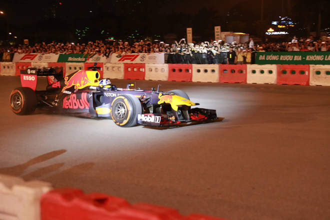Xe đua F1 lao qua như cơn gió trước khu vực sân vận động Mỹ Đình, ngàn người hò reo