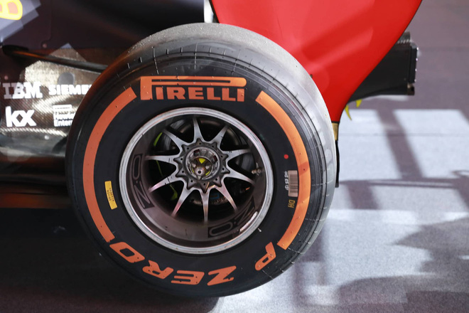 Xe đua F1 lao qua như cơn gió trước khu vực sân vận động Mỹ Đình, ngàn người hò reo