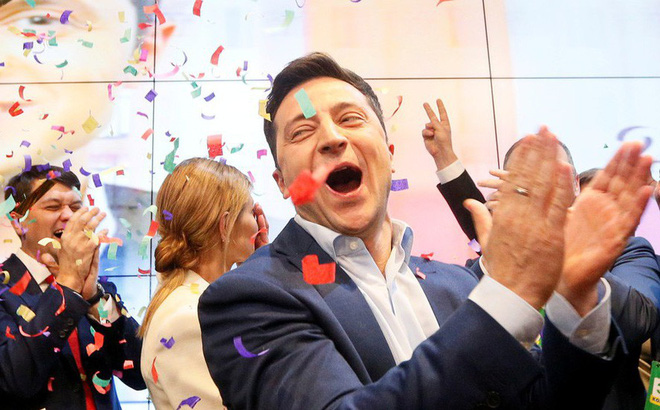 Chiến thắng áp đảo, danh hài Zelensky úp mở về giải pháp cho Donbass và tương lai của ông Poroshenko