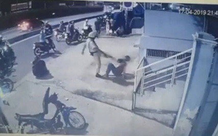 Vụ CSGT đá chân, chĩa súng vào ‘quái xế’: Động thái nóng từ công an