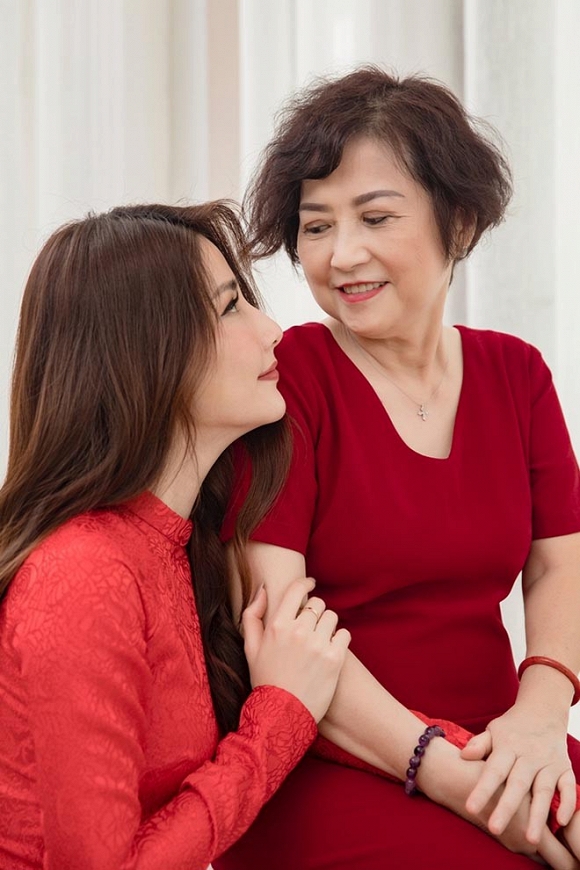 Sao Việt chia buồn khi mẹ của diễn viên Diễm My 9x qua đời ở tuổi 58