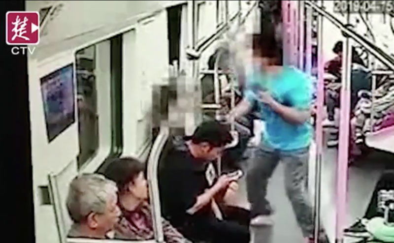 Cô gái xinh đẹp từ chối làm quen với người đàn ông lạ mặt và nhận cái kết khiến ai cũng bất ngờ