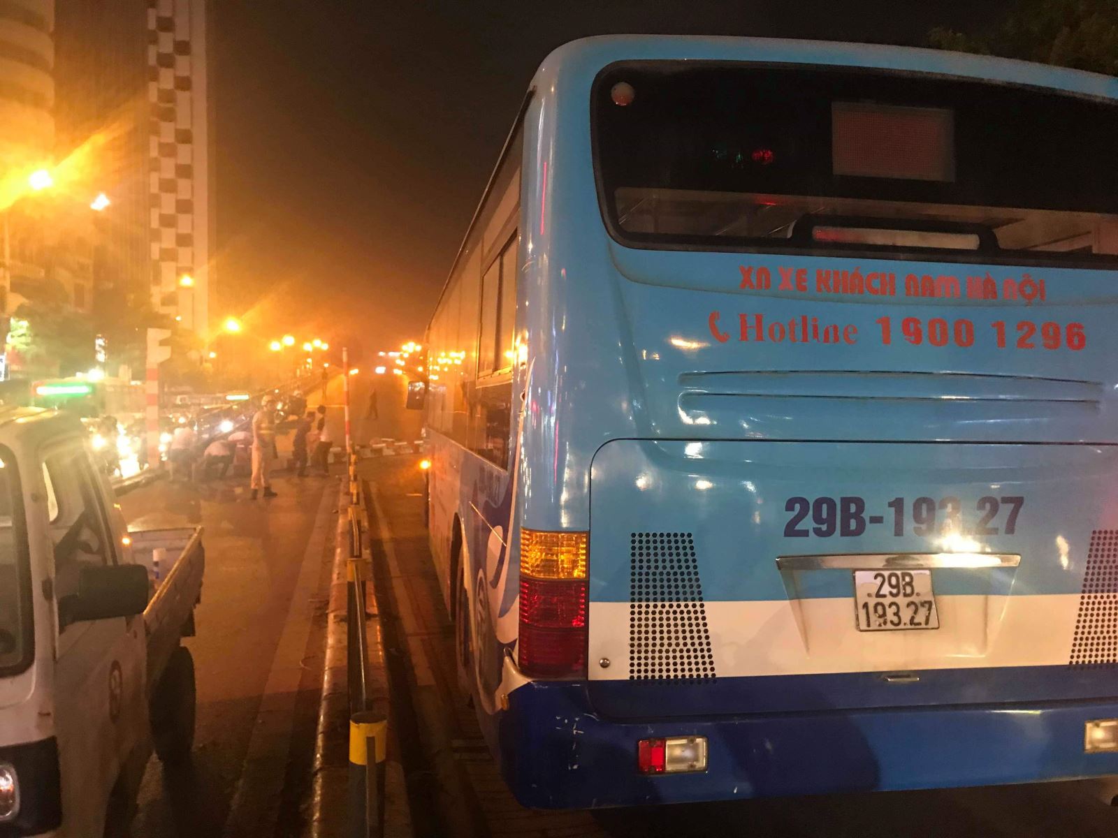 Hà Nội: Xe bus đâm sập rào chắn cầu vượt, giao thông ùn tắc nghiêm trọng