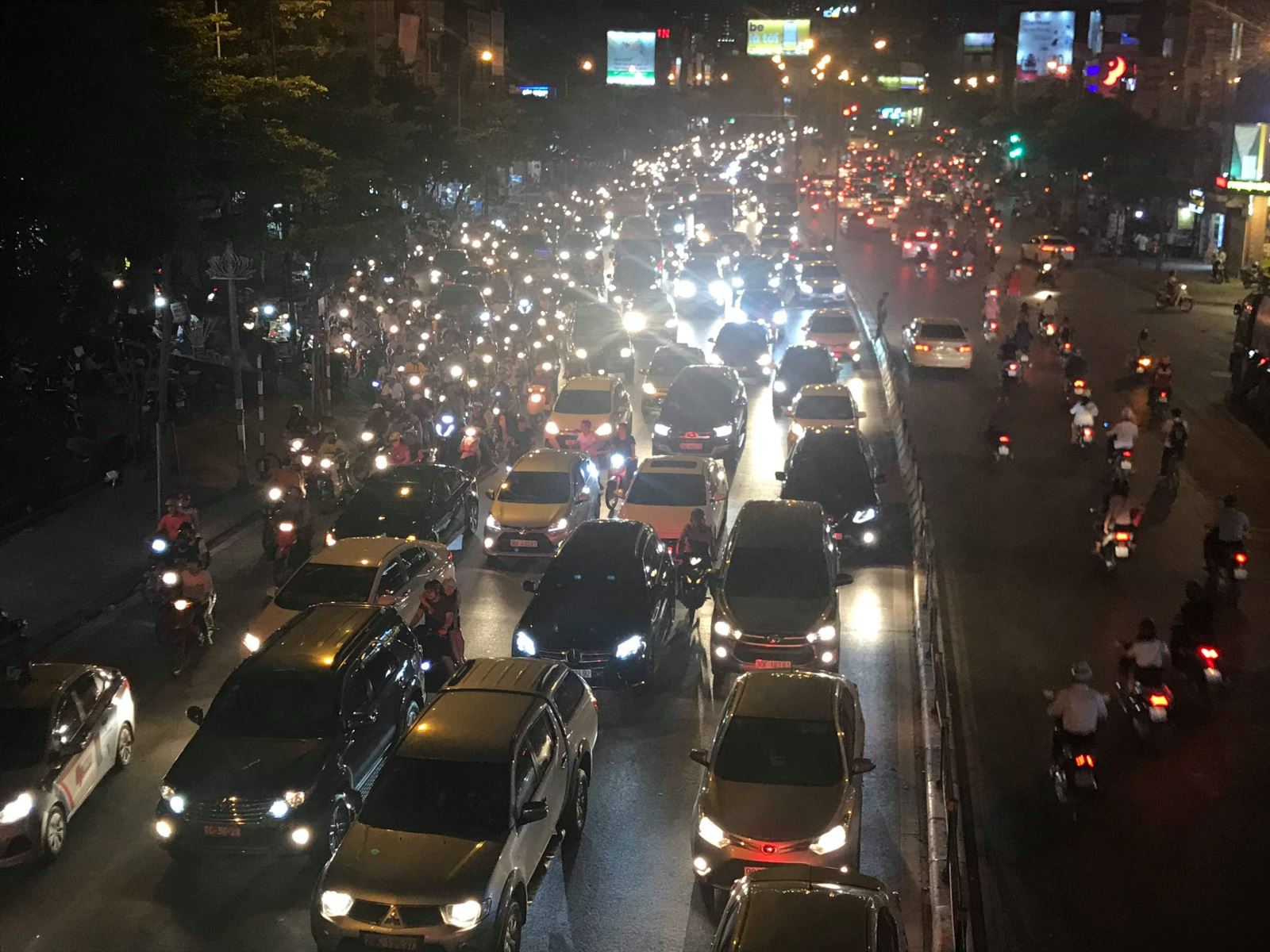 Hà Nội: Xe bus đâm sập rào chắn cầu vượt, giao thông ùn tắc nghiêm trọng