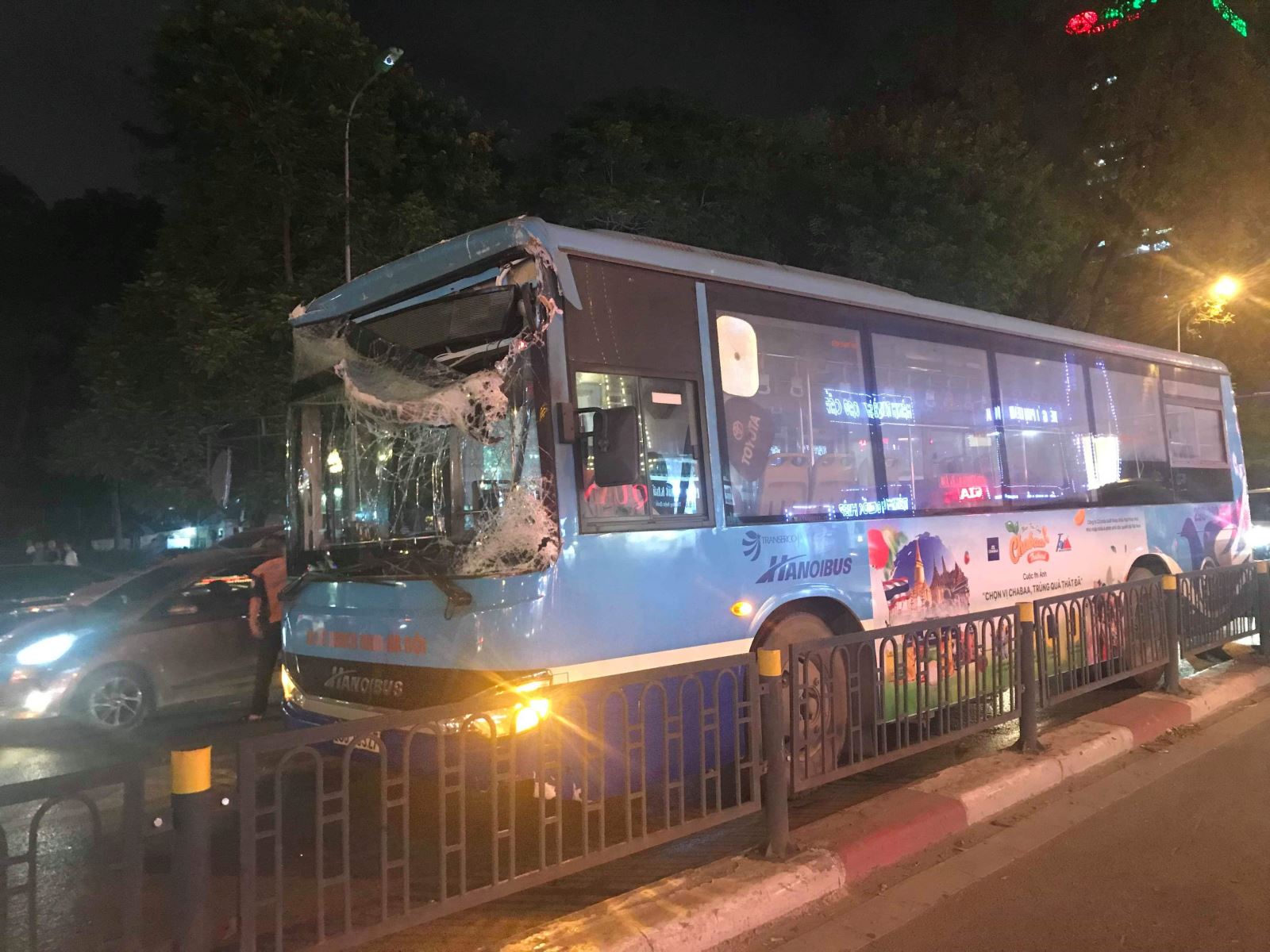 Hà Nội: Xe bus đâm sập rào chắn cầu vượt, giao thông ùn tắc nghiêm trọng