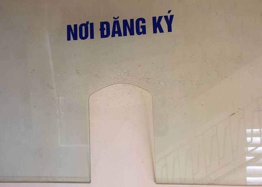 Dân chui qua lỗ làm việc, Nam Định thu nhỏ ô kính