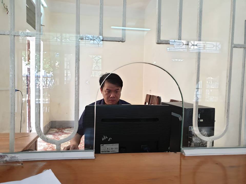 Dân chui qua lỗ làm việc, Nam Định thu nhỏ ô kính