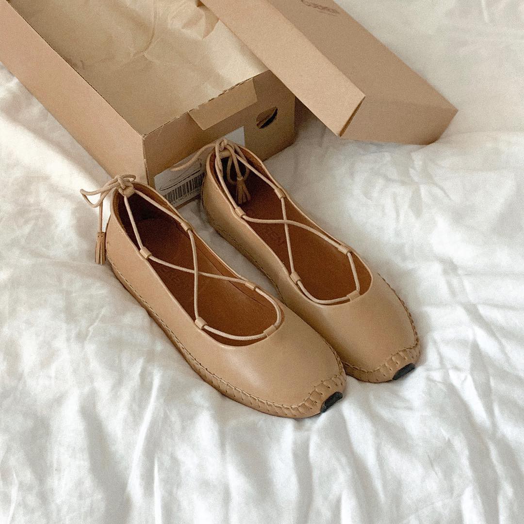 Nàng công sở nào cũng cần một đôi giày nude bởi khả năng hack dáng tuyệt đỉnh: Chân vừa dài, dáng lại thon hơn đáng kể Nàng công sở nào cũng cần một đôi giày nude bởi khả năng hack dáng tuyệt đỉnh: Chân vừa dài, dáng lại thon hơn đáng kể