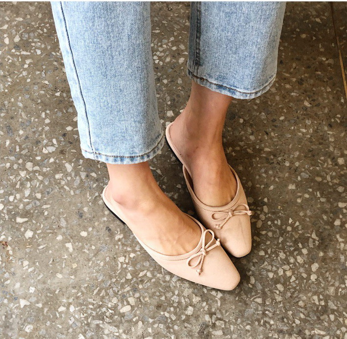 Nàng công sở nào cũng cần một đôi giày nude bởi khả năng hack dáng tuyệt đỉnh: Chân vừa dài, dáng lại thon hơn đáng kể Nàng công sở nào cũng cần một đôi giày nude bởi khả năng hack dáng tuyệt đỉnh: Chân vừa dài, dáng lại thon hơn đáng kể