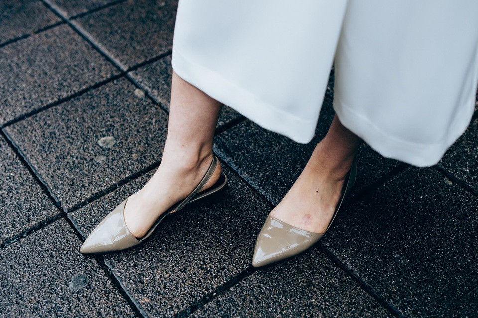 Nàng công sở nào cũng cần một đôi giày nude bởi khả năng hack dáng tuyệt đỉnh: Chân vừa dài, dáng lại thon hơn đáng kể Nàng công sở nào cũng cần một đôi giày nude bởi khả năng hack dáng tuyệt đỉnh: Chân vừa dài, dáng lại thon hơn đáng kể