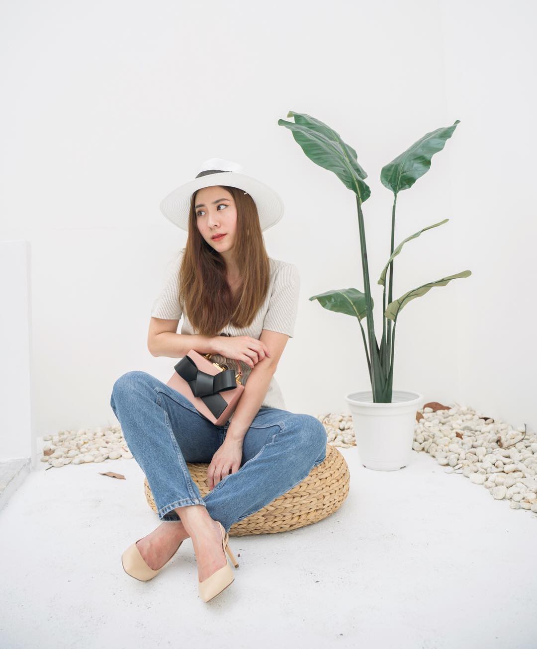 Nàng công sở nào cũng cần một đôi giày nude bởi khả năng hack dáng tuyệt đỉnh: Chân vừa dài, dáng lại thon hơn đáng kể Nàng công sở nào cũng cần một đôi giày nude bởi khả năng hack dáng tuyệt đỉnh: Chân vừa dài, dáng lại thon hơn đáng kể