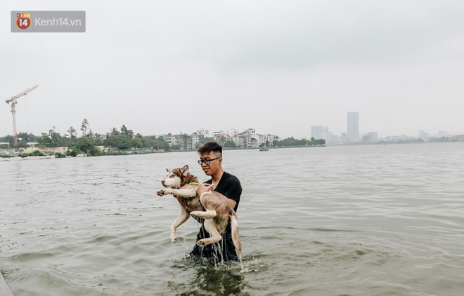 Hà Nội oi nóng ngộp thở, nhiều người mang theo cả thú cưng ra Hồ Tây tắm bất chấp biển cấm Hà Nội oi nóng ngộp thở, nhiều người mang theo cả thú cưng ra Hồ Tây tắm bất chấp biển cấm