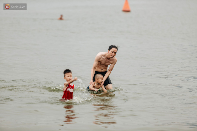 Hà Nội oi nóng ngộp thở, nhiều người mang theo cả thú cưng ra Hồ Tây tắm bất chấp biển cấm Hà Nội oi nóng ngộp thở, nhiều người mang theo cả thú cưng ra Hồ Tây tắm bất chấp biển cấm