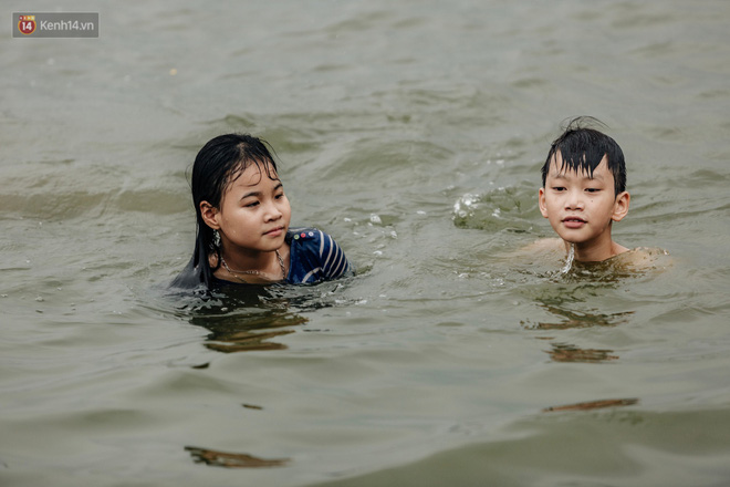 Hà Nội oi nóng ngộp thở, nhiều người mang theo cả thú cưng ra Hồ Tây tắm bất chấp biển cấm Hà Nội oi nóng ngộp thở, nhiều người mang theo cả thú cưng ra Hồ Tây tắm bất chấp biển cấm
