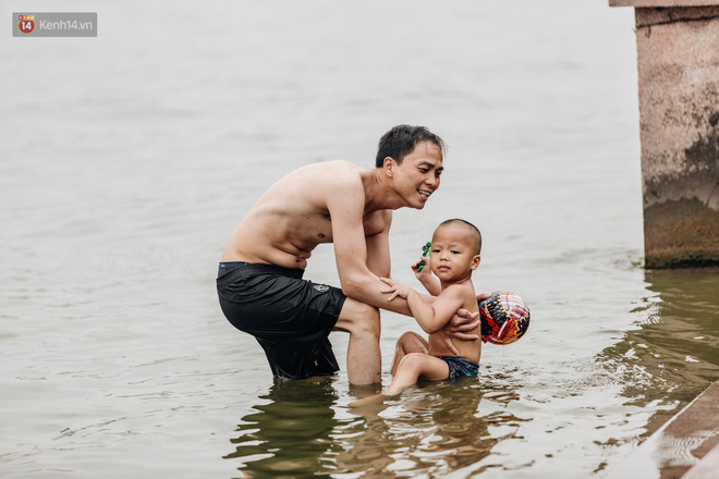 Hà Nội oi nóng ngộp thở, nhiều người mang theo cả thú cưng ra Hồ Tây tắm bất chấp biển cấm Hà Nội oi nóng ngộp thở, nhiều người mang theo cả thú cưng ra Hồ Tây tắm bất chấp biển cấm