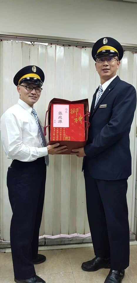 Đang nghe điện thoại thì bị soát vé, nữ hành khách người Việt to tiếng mắng chửi nhân viên tàu ở Đài Loan