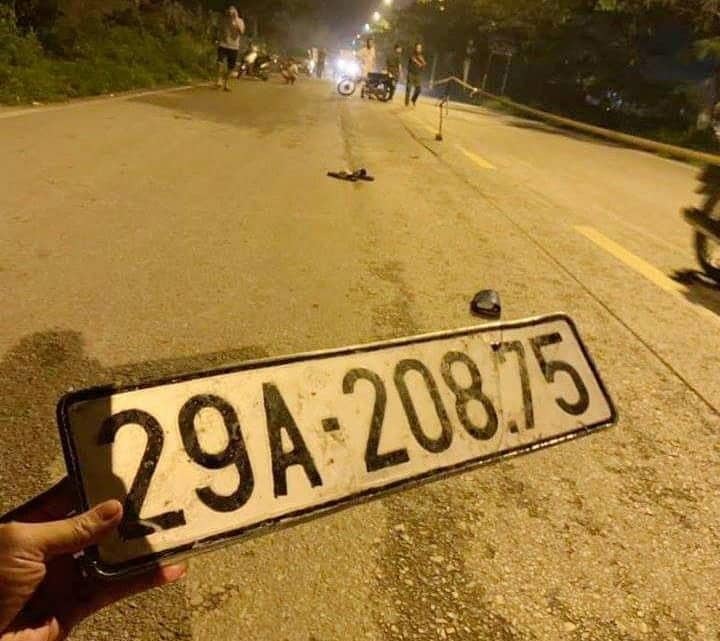 Hà Nội: Tông 2 chị em nguy kịch, tài xế lái xe bỏ chạy rơi cả biển số