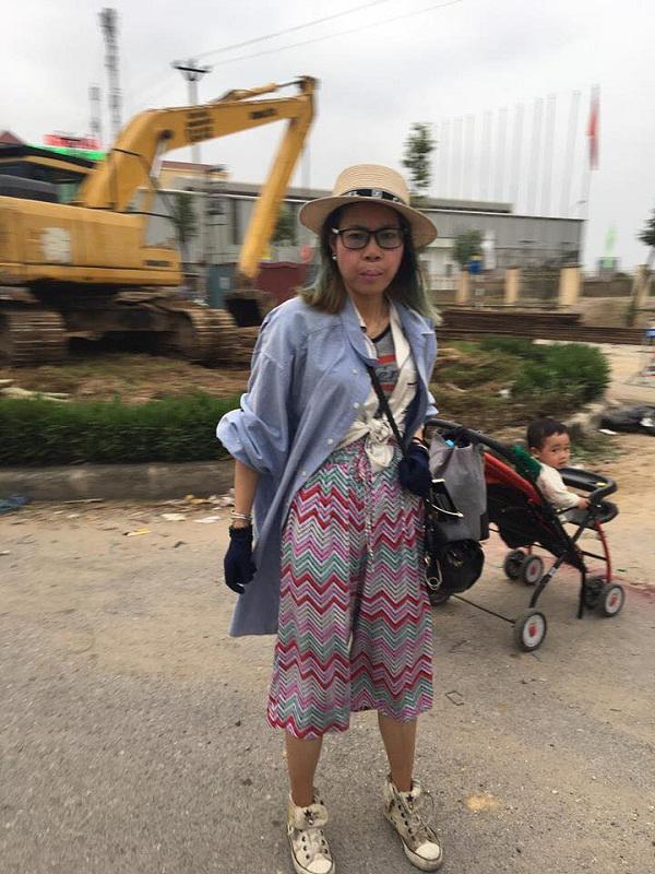 Hot girl Bella xuống sắc tệ hại, đưa con trai phơi nắng bắt xe dọc đường quốc lộ