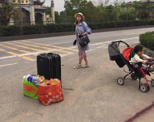 Hot girl Bella xuống sắc tệ hại, đưa con trai phơi nắng bắt xe dọc đường quốc lộ