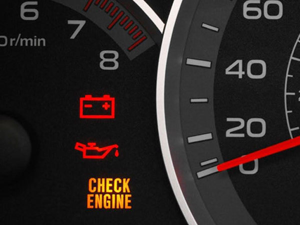 Đèn kiểm tra động cơ bật sáng, xe tôi bị làm sao?