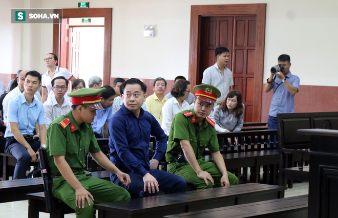 [Ảnh] Khoảnh khắc Vũ nhôm gượng gạo tra tay vào còng, bị áp giải về trại giam